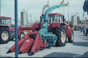 Fotografie: Erntetechnik, Feldhäcksler angebaut, Maisvorsatz, Rückfahreinrichtung