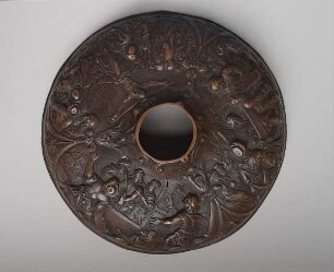 Fuß eines Kelches mit reichem Relief
