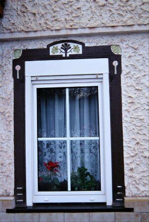 Detail voriges Bild: Fenster mit bemalter, verzierter Einfassung
