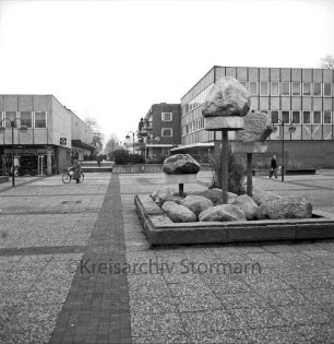 Markt: vorn rechts Findlingsbrunnen: hinten Geschäftshäuser