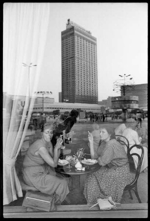 Zwei Frauen im Cafe