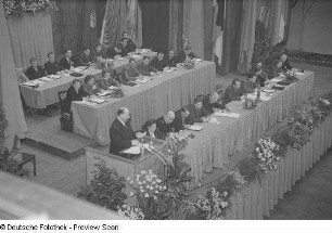 Podium des Kongreßes des Jungen Brigadiers