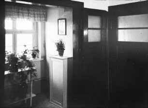 Coswig, Hohe Straße 9. Mehrfamilienhaus (Sechsfamilienhaus) (1928/1929). Loggia mit Blumenbank und Korridor