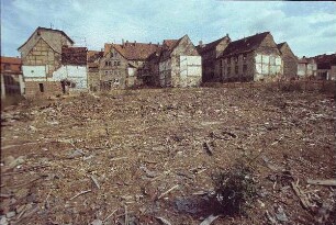 Gotha. Abrißfläche in der Innenstadt. Blick zu maroden Altstadthäusern, rechts und links der Gretengasse