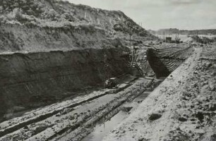 Bernsteintagebau Palmnicken (1913-1970) : Bernsteintagebau Palmnicken in Ostpreußen, Samland (Jantarny, Russland). Teilansicht mit Deckgebirge (Pleistozän), Blauer Erde (Bernsteinerde, Unteroligozän) und Arbeitsebene