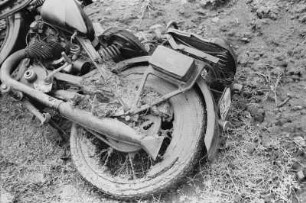Motorrad : Hinterer Teil eines mit Schlamm verkrusteten Motorrades.