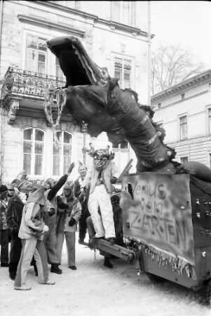 Freiburg: Fasnetumzug 1970 [Umzugswagen, Schlangenzunft Zarten]