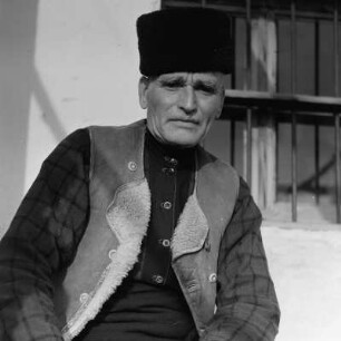 Porträt eines Mannes in bulgarischer Tracht in Banja bei Karlowo