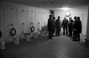 Umbau zweier Toilettenräume unter der Gartenhalle zu Umkleideräumen und Duschanlagen für Sportler.
