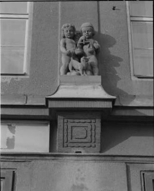 Dresden-Pieschen, Osterbergstraße 26/24. Wohn- und Geschäftshaus (Sparkasse, um 1910). Gesimsfigur (Kinderpaar)