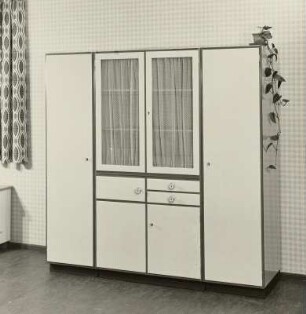 Küchenschrank : Küchenmöbel (1956; VEB Küchenmöbel Radeberg) in Ausstellungskoje