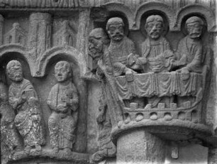Kapitellzone über der 1. und 2. Säule rechts, zwei Apostel der Fusswaschung, Mahl in Emmaus