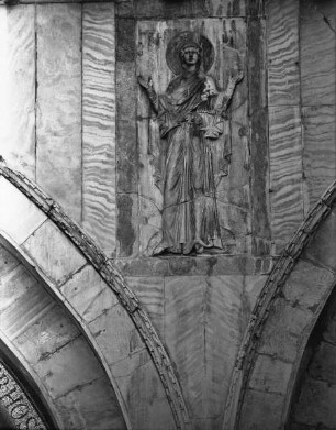 Zwickelrelief zwischen erstem und zweitem Portal: Maria orans