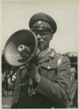 Berliner Polizist mit Megaphon