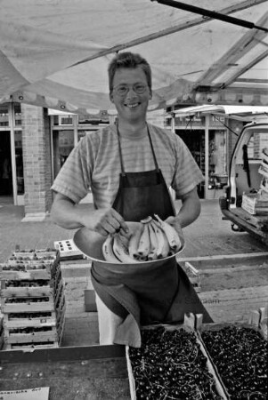 Rathausplatz: Wochenmarkt: Ulrich Feindt verkauft Bananen aus Gran Canaria