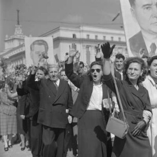 Demonstration zum Jahrestag der Befreiung von Faschismus am 9. September 1957 im Stadtzentrum Sofias