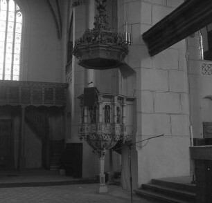 Bernau, Kirchgasse 8. Stadtpfarrkirche St. Marien (um 1280; 1400/1519 Umbau; 1979/1989 Renovierung). Blick zur Kanzel (geschnitzt; 1609)