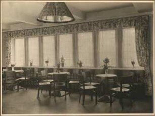 Gemeindehaus der St.Laurentius-Kirchengemeinde, Am Generalshof, Berlin-Köpenick: Innenaufnahme Jugendheim 1 mit Tischen und Stühlen Blick auf eine Fensterachse