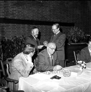 Kreisjägerschaft Stormarn e.V.: Rohlfshagen/Kupfermühle: Gastwirtschaft "Kupfermühle": Saal: Mitgliederversammlung: Podium mit Gremienmitgliedern: Kreisjägerschaftsvorsitzender Hans Bünning im Gespräch