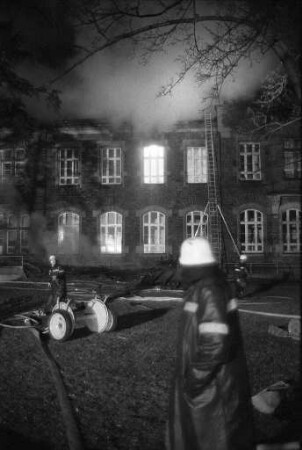 Brand in der I. Medizin der Städtischen Krankenanstalten mit Vernichtung des Dachgeschosses und einer darunter befindlichen Krankenstation der Strahlenabteilung