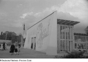 Außenansicht des Ausstellungspavillons der Deutschen Handelszentrale Chemie