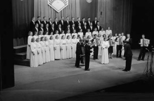 Auftritt von Kulturgruppen im Admiralspalast : Auftritt eines Chors und einer Musikgruppe