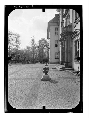 Berlin-Köpenick. Schloß (1677-1681; R. v. Langerfeld). Hofansicht