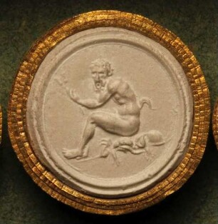 Sitzender Marsyas mit zwei kleinen Pfeifen in der Hand (Daktyliothek, Erstes Mythologisches Tausend)