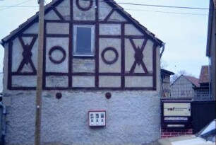 Giebelwand eines Wirtschaftsgebäudes mit Zierfachwerk