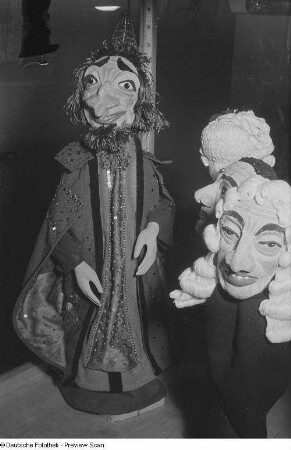 Puppentheaterfiguren in der Laienkunst-Ausstellung im Grassimuseum