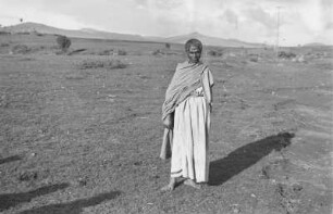Frau aus Salale : Portrait eines Mannes in einer Savannenlandschaft