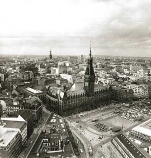 Hamburg, Blick vom Turm der Sankt-Petri-Kirche nach Westen über Rathausmarkt und Rathaus
