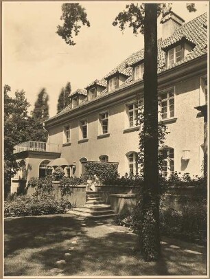 Landhaus Cohn, Doppel-Villa, Hubertusbader Straße, Berlin-Grunewald: Aussenaufnahme Gartenseite des Gebäudes
