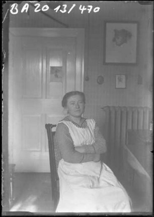 Frau im Wohnzimmer