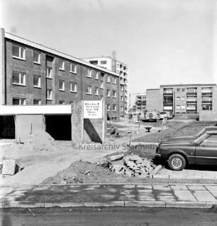 Stemwarde-Siedlung: Sandweg, Sandkamp, Sandhöhe: Wohnungsbau: Wohnblockbebauung der BEWOBAU Hamburg: Wohnblocks vor und nach Fertigstellung: vorn links Garagen im Bau: davor Baumaterial: rechts Pkw: hinten Baufahrzeuge