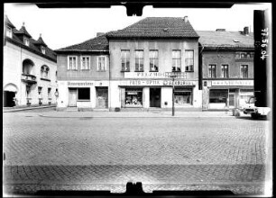 Bernau, Ernst-Thälmann-Straße (Bürgermeisterstraße) 8/6. Wohnhäuser mit Läden. Straßenfront