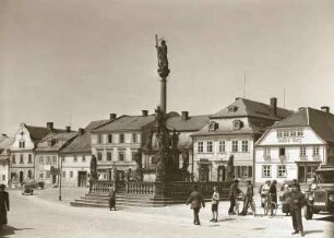 Gabel (heute Jablonné v Podještědí / Tschechien). Marktplatz mit Mariensäule