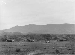 Hüttenansicht : Hütten vor einer Gebirgslandschaft