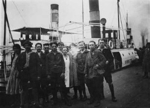 Delegierte des Kommunistischen Jugendverbandes Deutschlands (KVJD) aus Aue und Schwarzenberg zum Reichsjugendtag in Hamburg, Ostern 1927 : Delegierte des Kommunistischen Jugendverbandes Deutschlands (KVJD) zum Reichsjugendtag in Hamburg