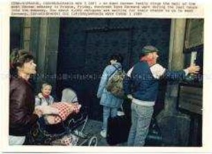 Exodus of East Germany Prag 1989 - Familie mit Kinderwagen (DDR-Flüchtlinge) klingeln an der Tür der BRD-Botschaft in Prag, 2. Flüchtlingswelle November 1989