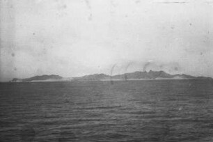 Inseln bei Aden : Blick vom Schiff Usaramo auf eine Inselgruppe bei Aden