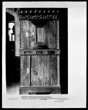 Zweigeschossiger Schrank
