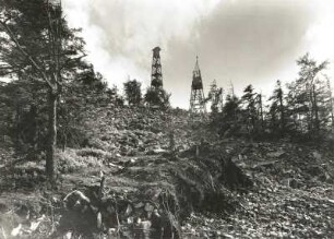 Erzgebirge. Kahleberg (905 m) mit Feuerschutzturm und Vermessungsgerüst. Blick von Nordost über den Blockhang