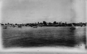 Küste Maputos : Blick über das Meer auf die Küste von Maputo, der Hauptstadt vom Mosambik. Zahlreiche Boote und Schiffe tummeln sich auf dem Gewässer