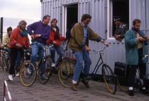Radfahrer an einem provisorischen DDR Grenzübergang : Westdeutsche Radfahrer im Frühjahr 1990 an einem provisorischen DDR-Grenzübergang an der Elbe