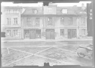 Potsdam, Gutenbergstraße 29. Wohnhaus mit Läden (18. Jh.). Straßenfront