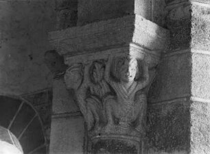 Kapitell mit hockenden Figuren