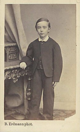 Emmerich Cornelius als Kind, stehend
