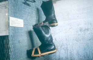 Eichsfeld. Grenzmuseum Schifflersgrund. Für Fluchtzwecke präparierte Stiefel