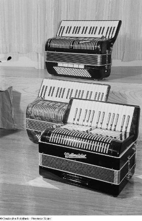 Drei Akkordeons des VEB Klingenthaler Harmonikawerke, Marke "Weltmeister", auf der Leipziger Herbstmesse 1954